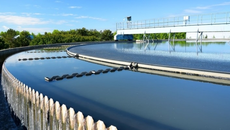 Municipal water treatment facility with circular settling tank